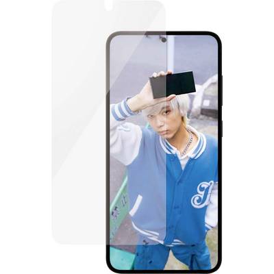 Persoon met blond haar in een blauwe jas houdt een smartphone in de hand terwijl hij/zij in de camera kijkt. Daarnaast is een schermbeschermer afgebeeld.