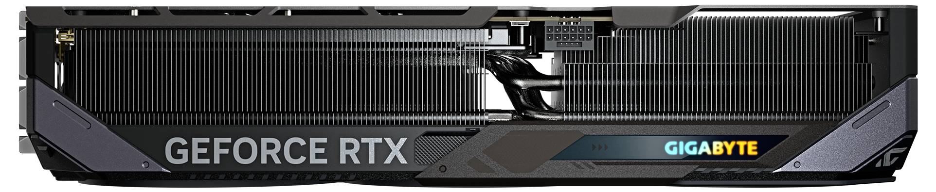 Grafische kaart in doorsnede met het opschrift 'GeForce RTX' en 'GIGABYTE'. Grote ventilatoren en koelribben zijn zichtbaar.