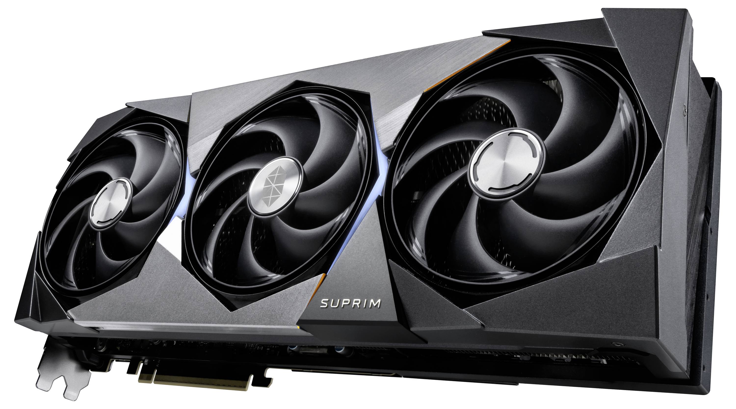 Videokaart met drie ventilatoren en het opschrift 'SUPRIM' in het midden. Schuine weergave toont modern ontwerp met zwarte behuizing.