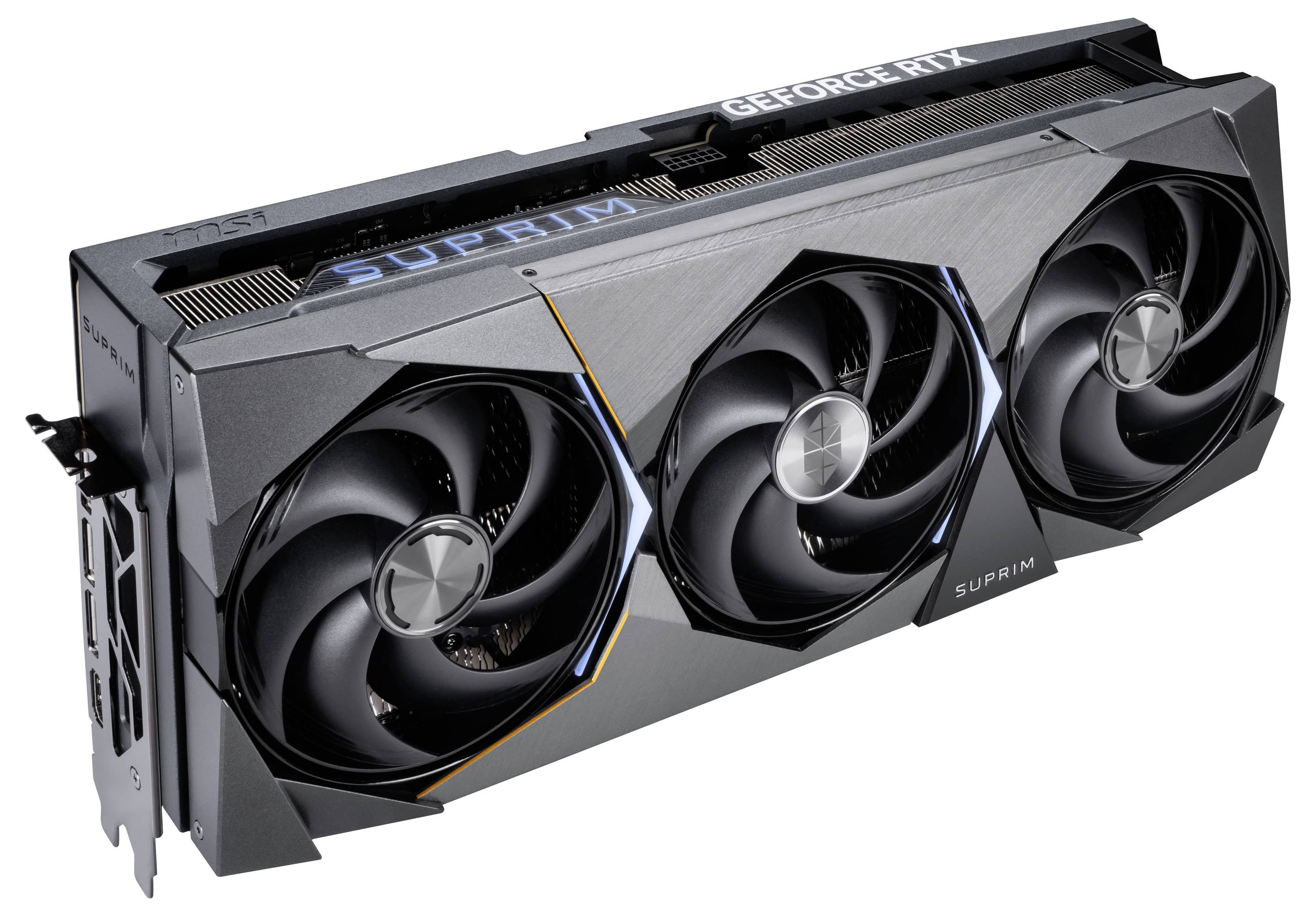 Een zwarte videokaart met drie ventilatoren en de opschrift 'SUPRIM' aan de zijkant.