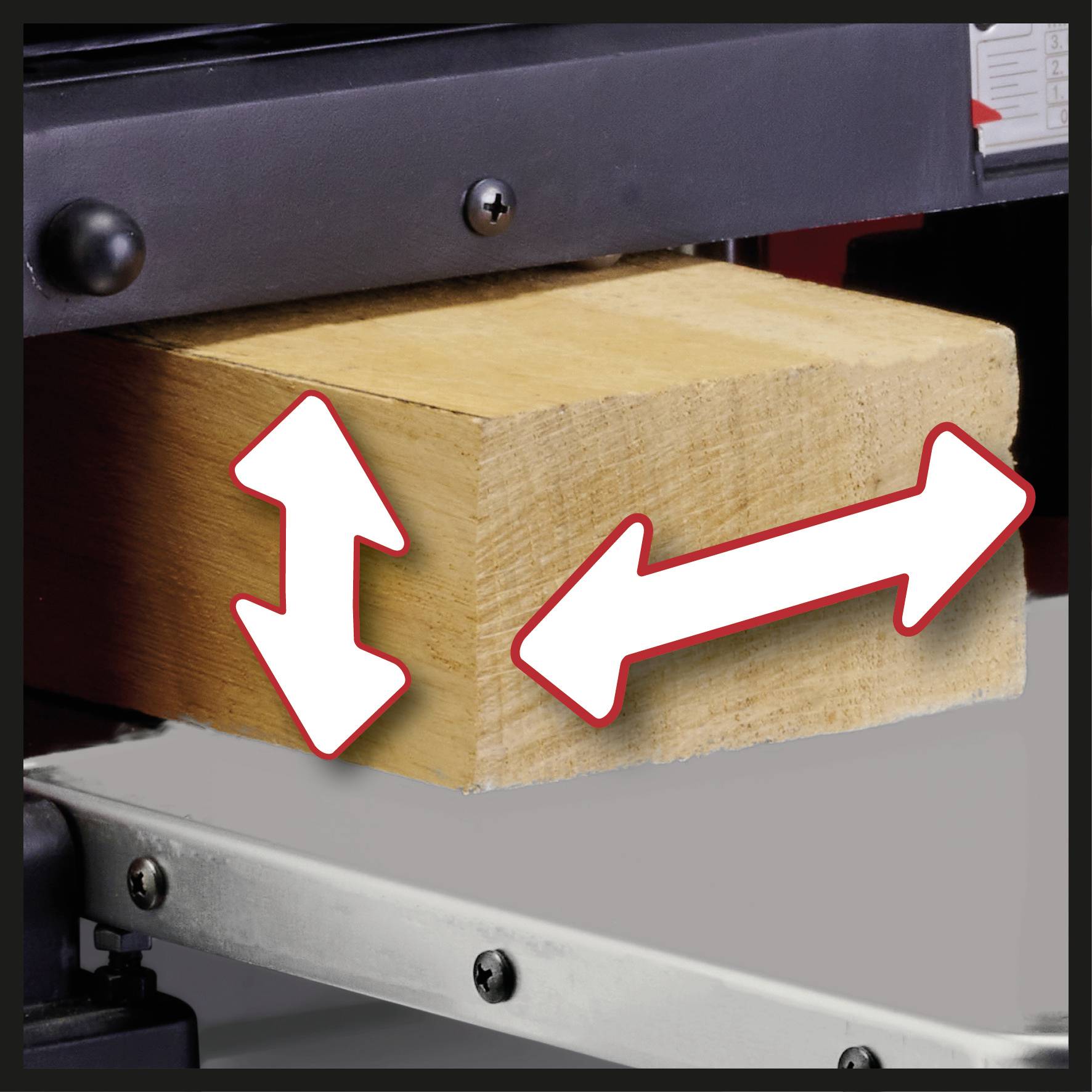 Houten blok dat dwars in een machine is geklemd. Pijlen geven de bewegingsrichting aan: verticaal en horizontaal.