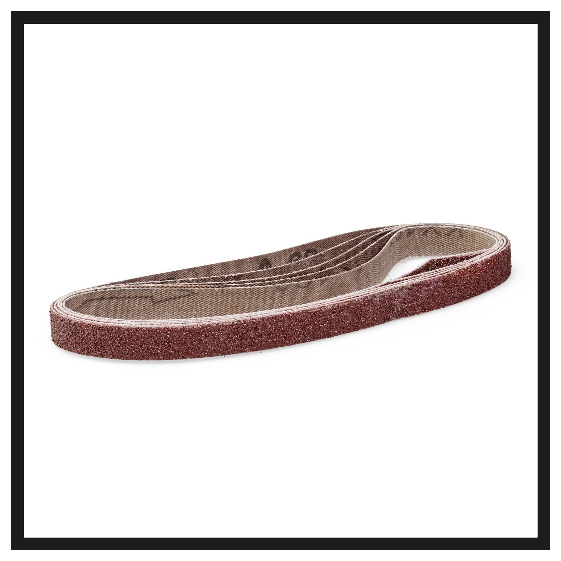 Een roodbruin schuurband ligt plat op een witte achtergrond. Het is in zichzelf gevouwen en vertoont een ruwe, zandachtige oppervlakte.
