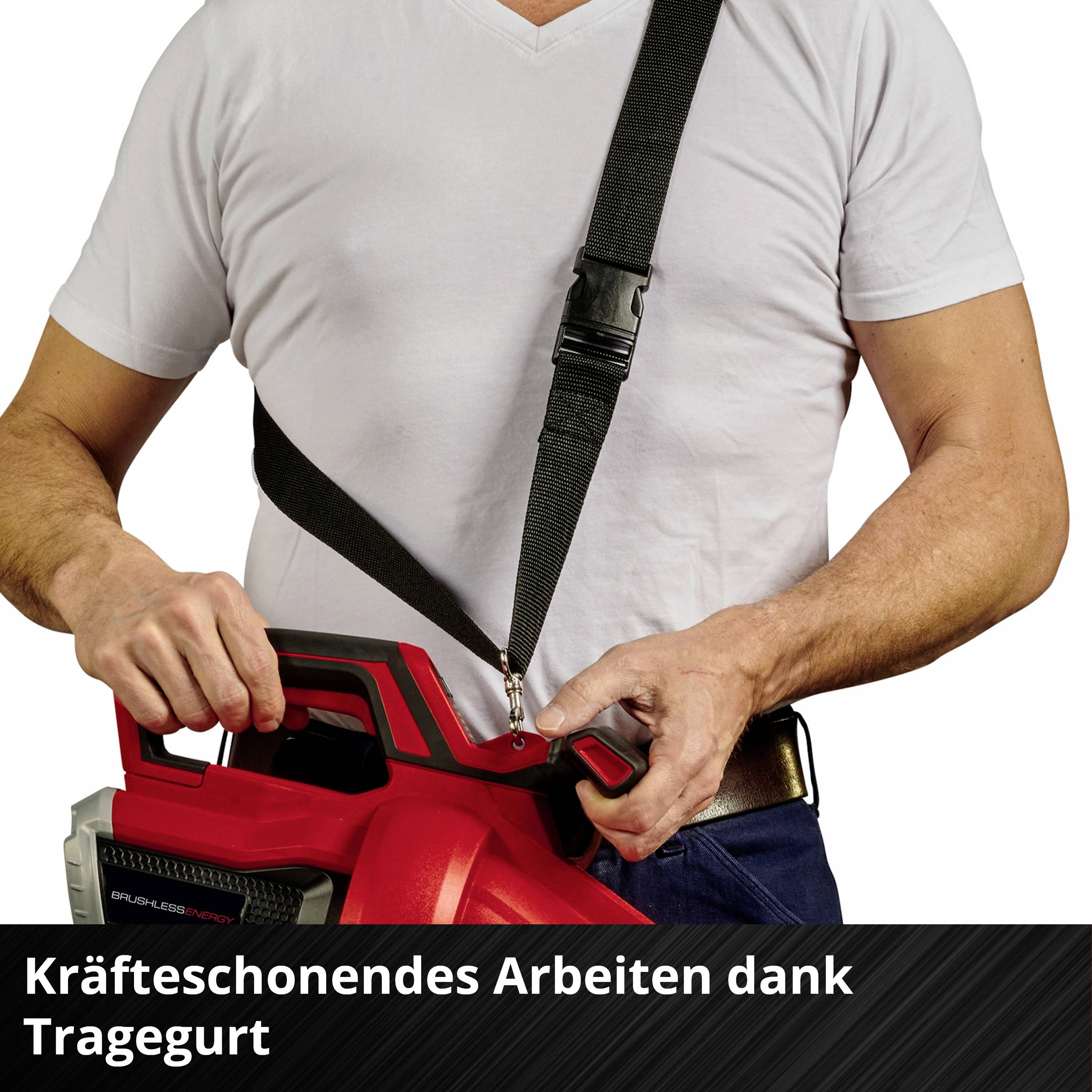 Een man gebruikt een draagriem aan een apparaat om ergonomisch en met minder krachtsinspanning te werken. Tekst in de afbeelding: 'Werken met minder krachtsinspanning dankzij draagriem'.