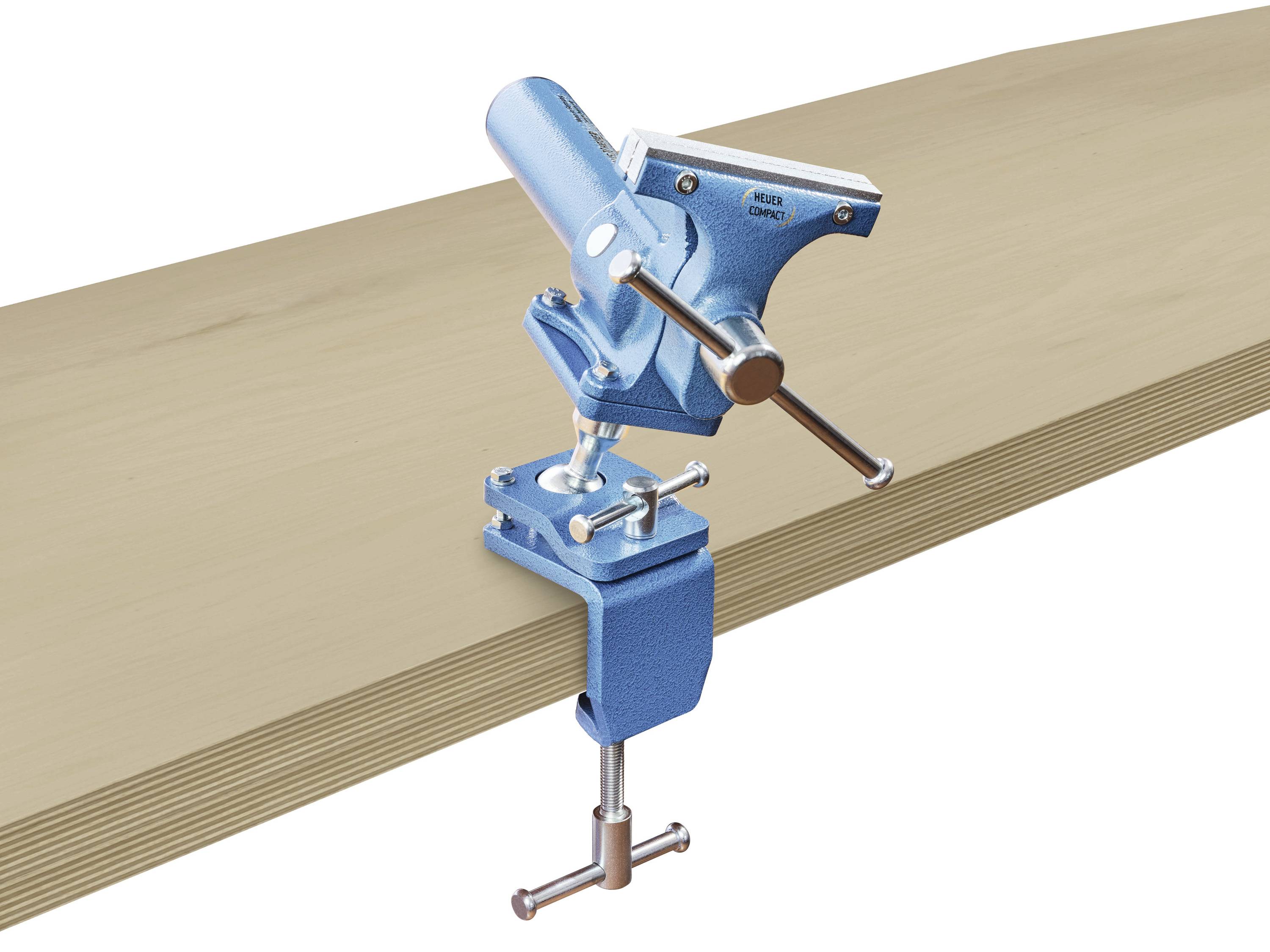 Blauwe bankschroef die is bevestigd aan een houten rand. De bankschroef staat open en toont zijn klemapparatuur.