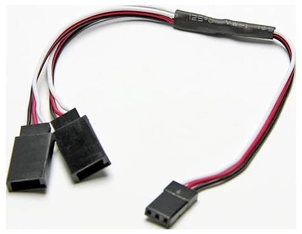 Een Y-kabel met drie stekkers, die twee apparaten met één aansluiting verbindt. De kabels zijn rood, zwart en wit.