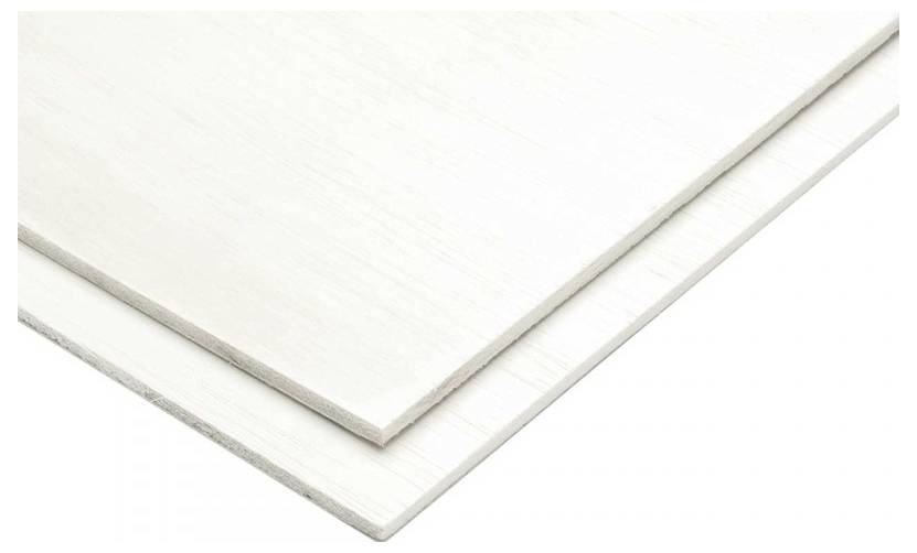 Twee witte houten panelen liggen over elkaar. Ze zijn vlak en hebben een licht gestructureerd oppervlak.