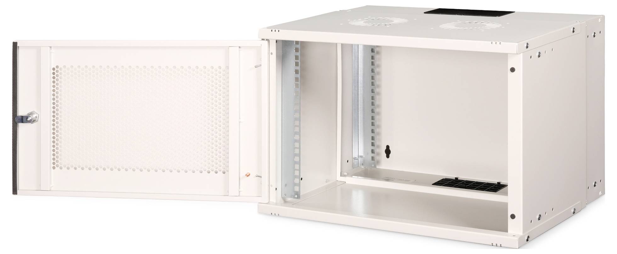 Een lege, open metalen serverkast met een geperforeerde deur, geschikt voor de installatie van netwerkapparatuur, wordt getoond.
