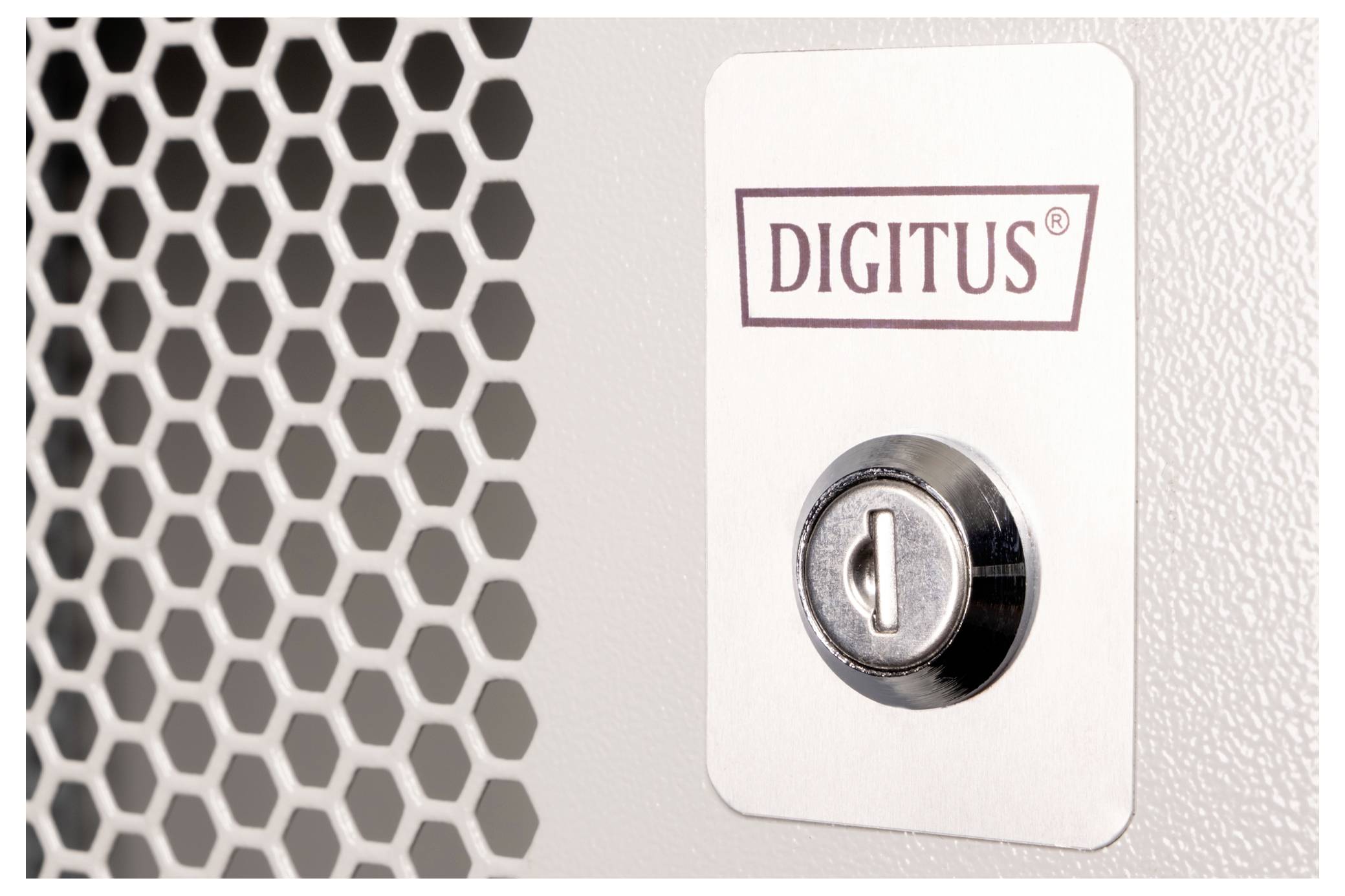 Een metalen kabinetdeur met een zeshoekig gaasrooster en een cilinderslot gelabeld 'DIGITUS'.