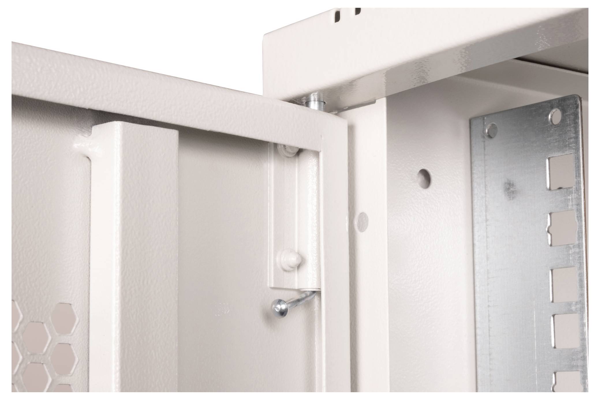 Close-up van een beige metalen kast hoek met een scharnier en vergrendeling, waarbij structurele details en montagekenmerken worden getoond.