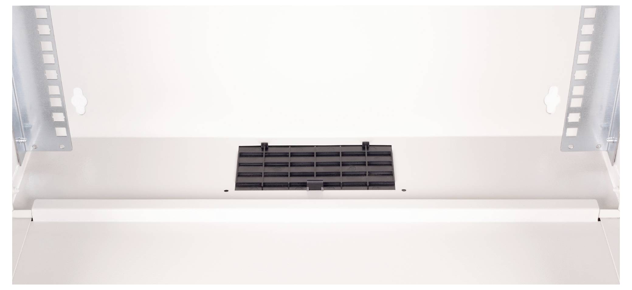 'Een witte behuizing met een zwarte rechthoekige ventilatieopening in het midden, voorzien van zijsteunen voor montage.'