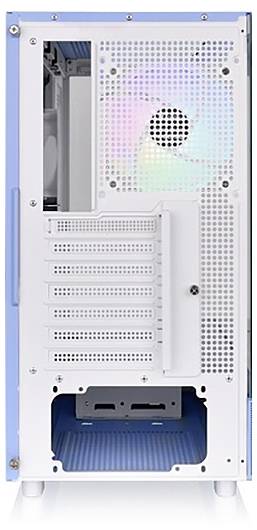 Achterkant van een computerbehuizing met zichtbare ventilator. Bevat meerdere uitbreidingssleuven en ruimte voor aansluitingen.