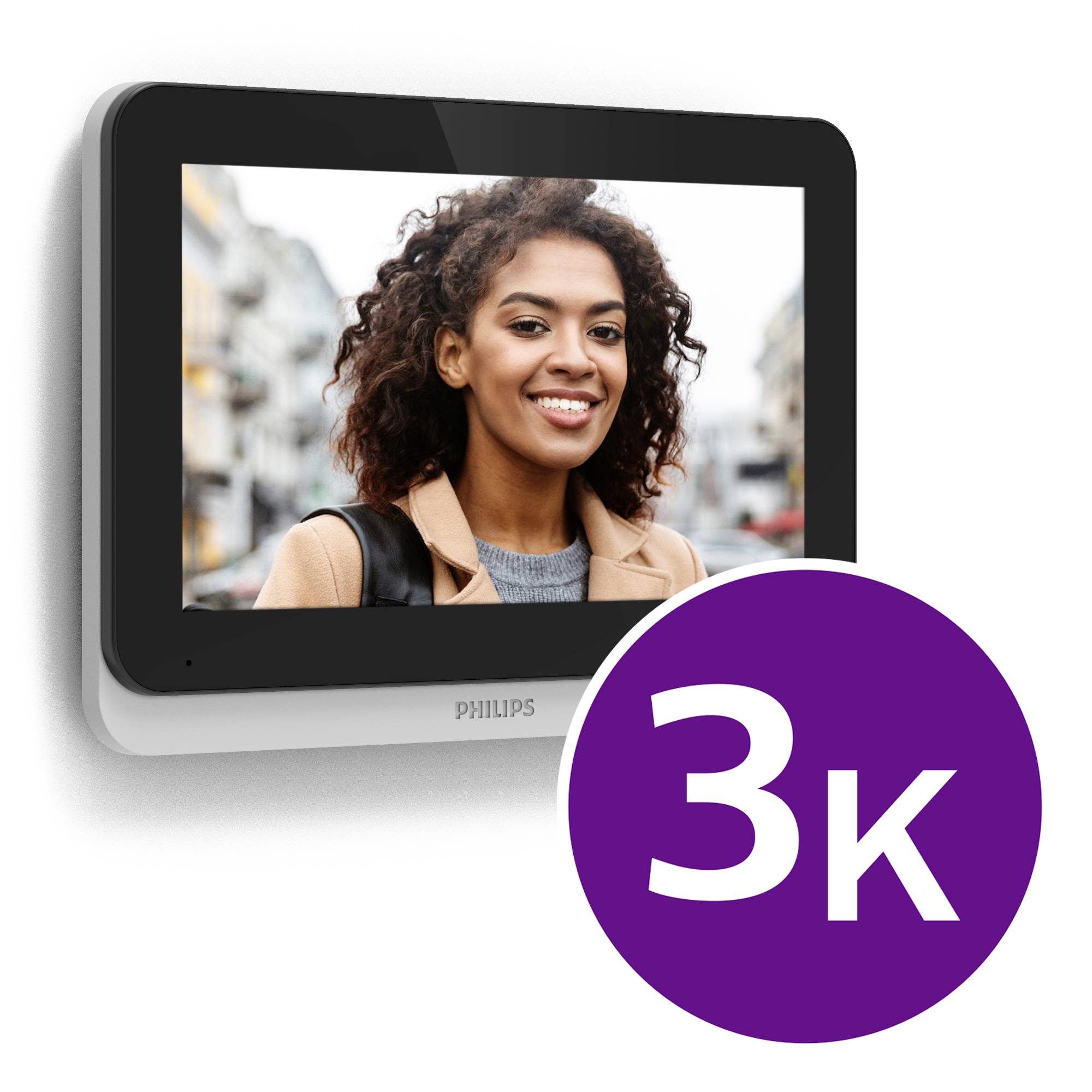 Een digitale fotolijst van Philips toont een foto van een lachende vrouw in een stedelijke omgeving. Een paarse cirkel toont '3k'.