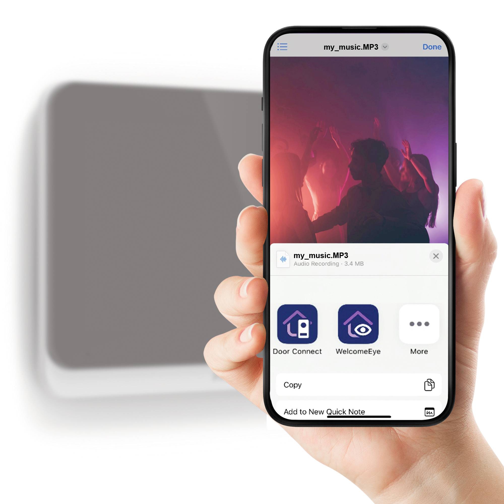 Een hand houdt een smartphone vast met een muziekspeler die een nummer afspeelt. Het schermweergave toont details van het audiobestand.