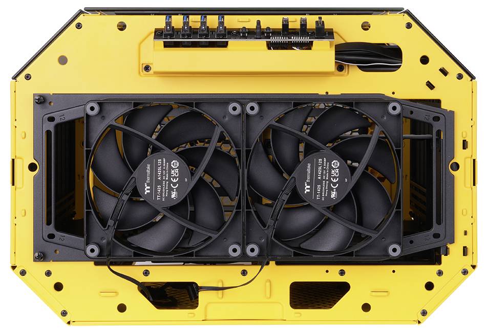 Dubbele ventilator in een gele computerbehuizing, bovenaanzicht, toont koeling- en ventilatie-details voor effectief warmtebeheer.