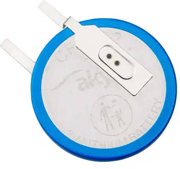 Ronde zilveren knoopcelbatterij met blauwe rand, twee metalen lipjes en opschrift 'CR2477 3V Lithium Battery'.