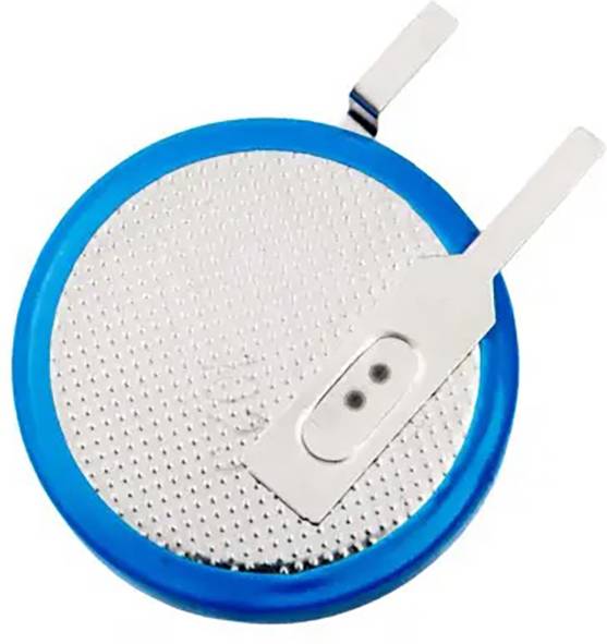 Een zilveren, ronde batterij met een blauwe rand en twee metalen lipjes, één bovenaan en één aan de zijkant.