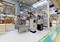 Productiehal met moderne robots en machines voor automobielproductie, toont geautomatiseerde processen en industriële installaties.