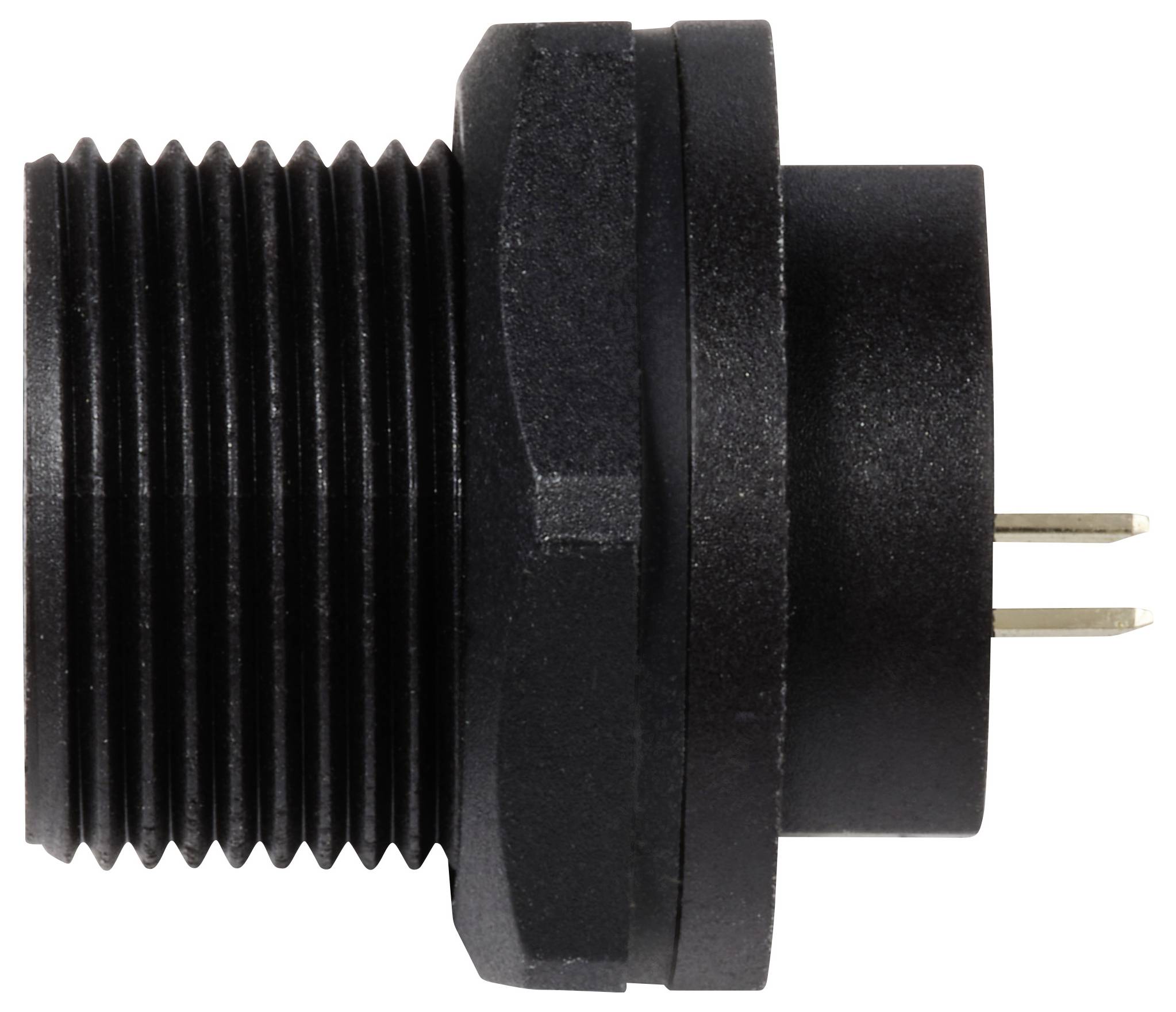 Zwarte, cilindrische stekkeradapter met schroefdraad en drie metalen pinnen aan de rechterkant. Geschikt voor elektrische verbindingen.