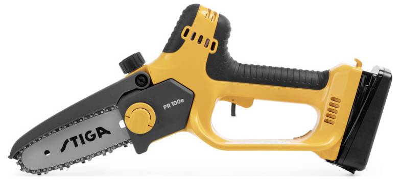 Accu-handkettingzaag in geel en zwart met 'Stiga'-logo, ergonomische handgreep en compacte constructie voor eenvoudig gebruik.
