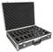 Open zwarte koffer met aanpasbare vakken die meerdere afstandsbediende apparaten en toebehoren veilig kunnen vasthouden.