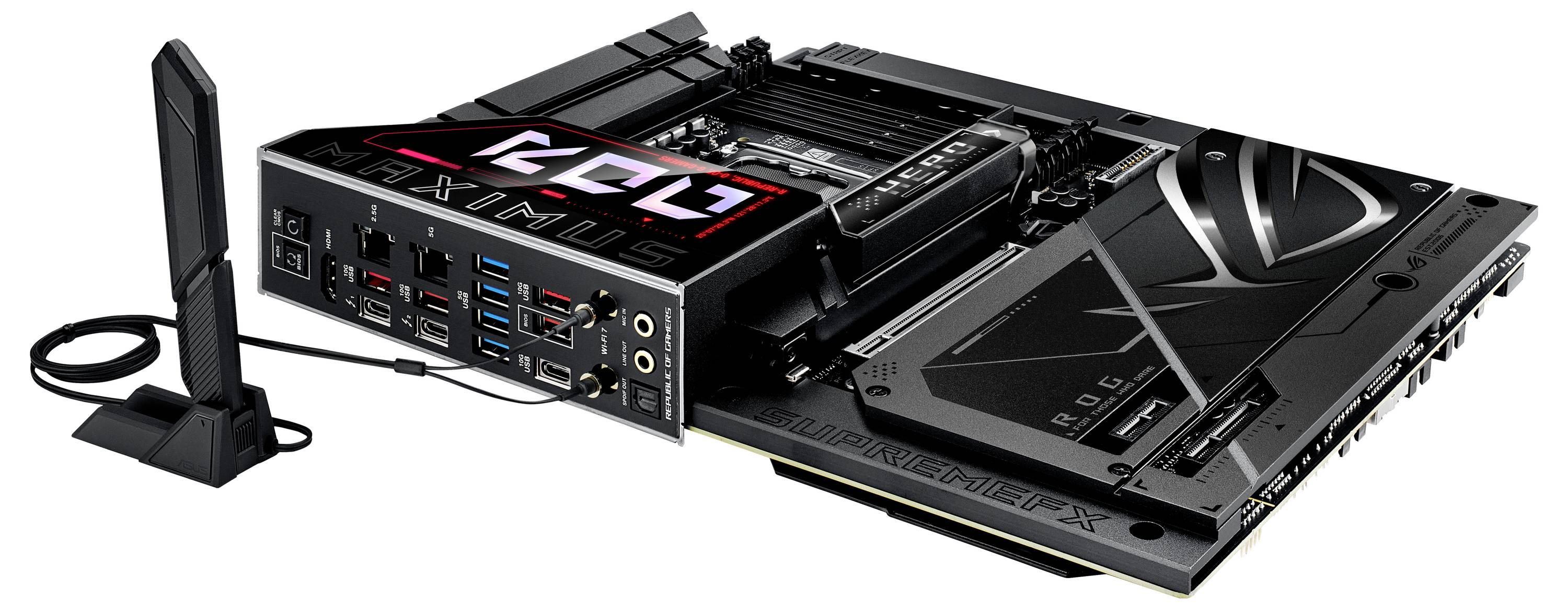 Een gaming-moederbord met geïntegreerde wifi-module en RGB-verlichting. Het toont verschillende aansluitingen en sleuven voor pc-componenten.