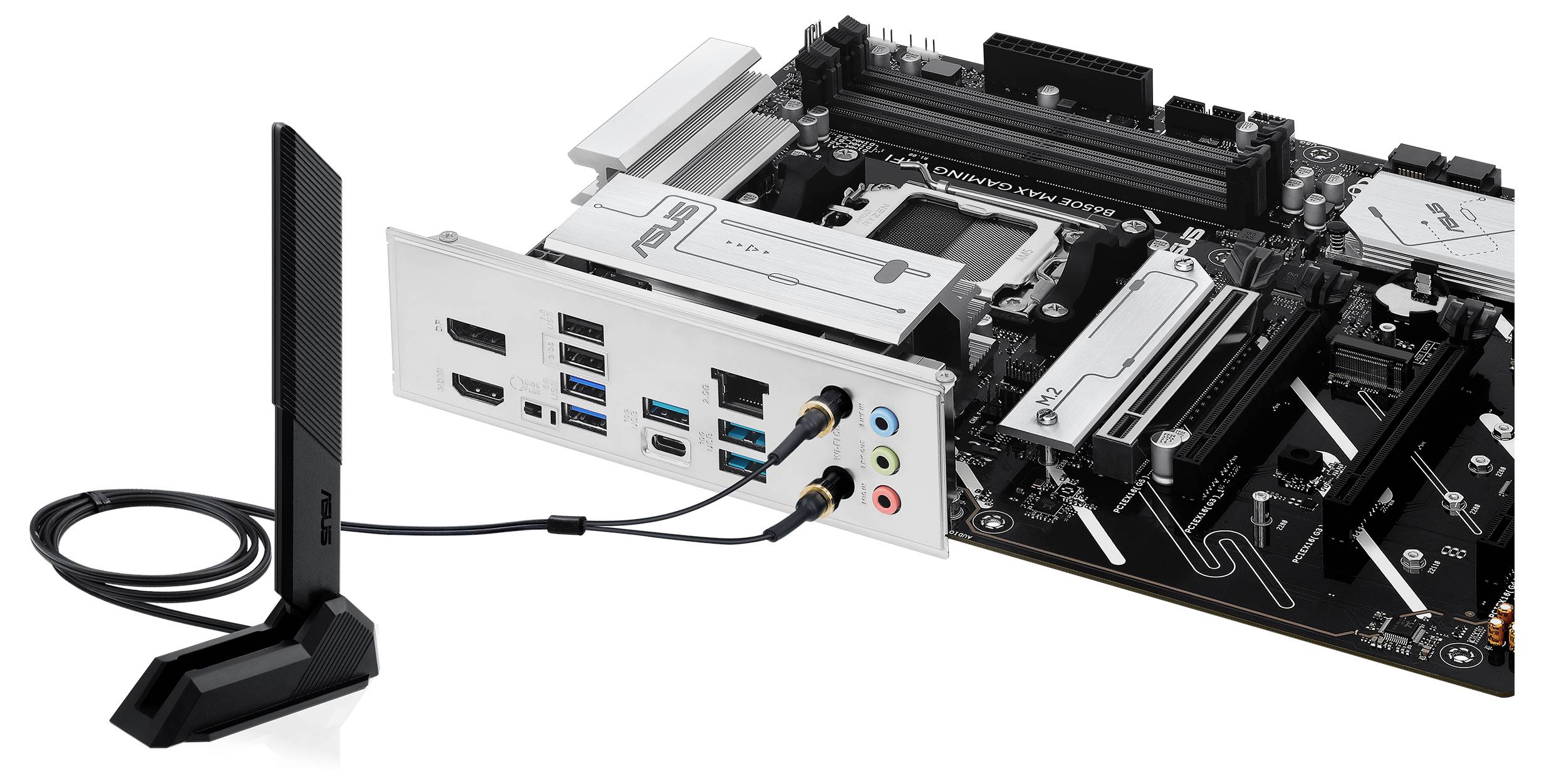 Een computermotherboard met meerdere USB-poorten, audioaansluitingen en een antenne-aansluiting. Een externe antenne is aangesloten.