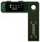 Een Ledger-hardware-wallet toont het Bitcoin-symbool op een display. Het heeft een rechthoekig, opvouwbaar ontwerp.