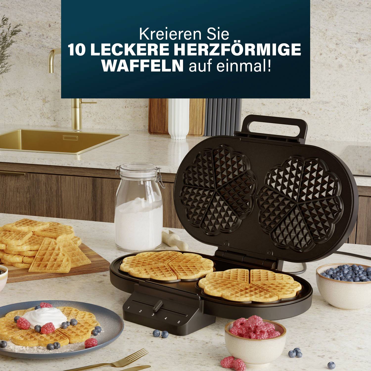 Een wafelijzer in een keuken bakt hartvormige wafels. Ernaast liggen verse wafels, bessen, slagroom en melk.
