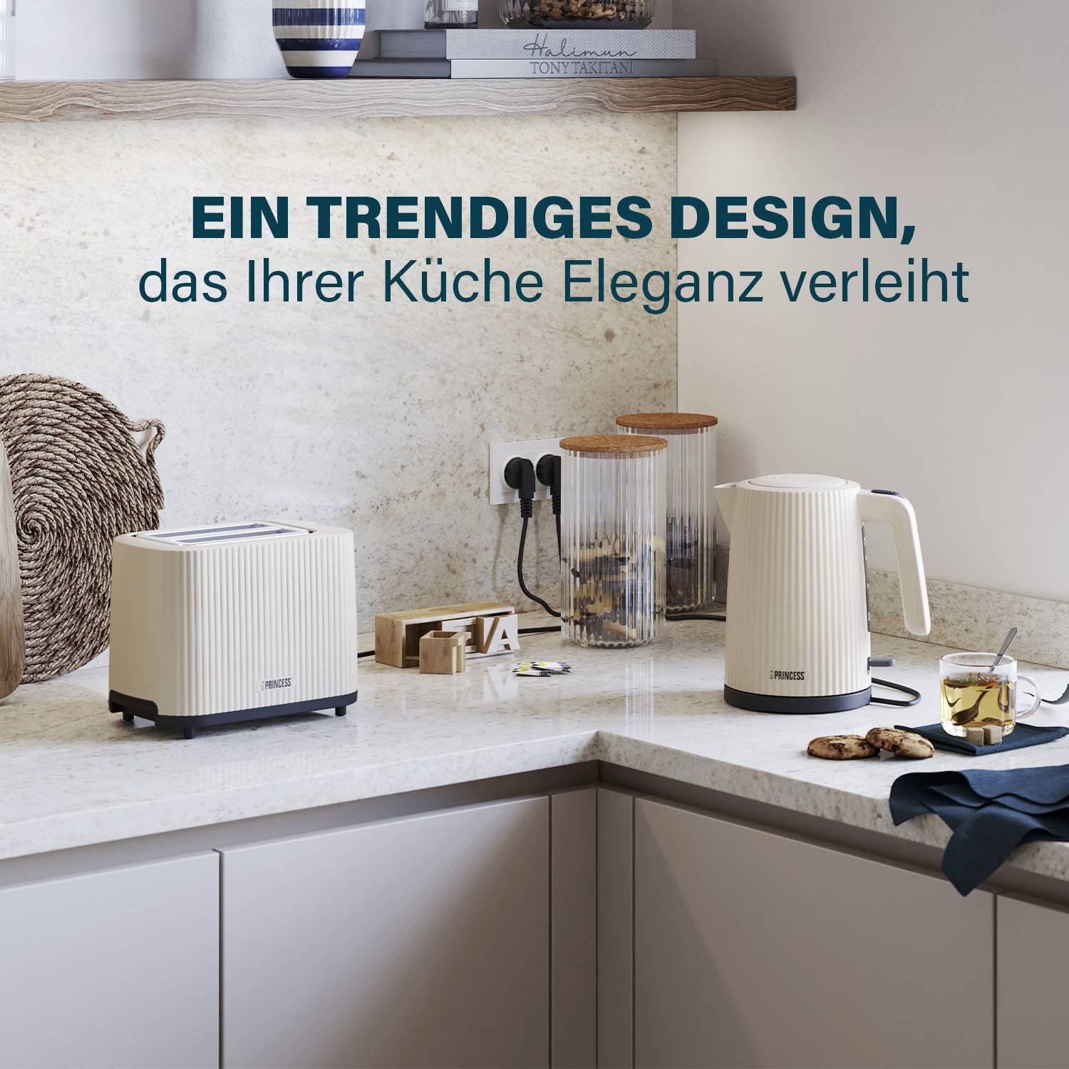 Een beige waterkoker en broodrooster staan op een aanrecht naast glazen met koekjes, ernaast staat een kopje thee. Een tekst beschrijft het design als elegant.