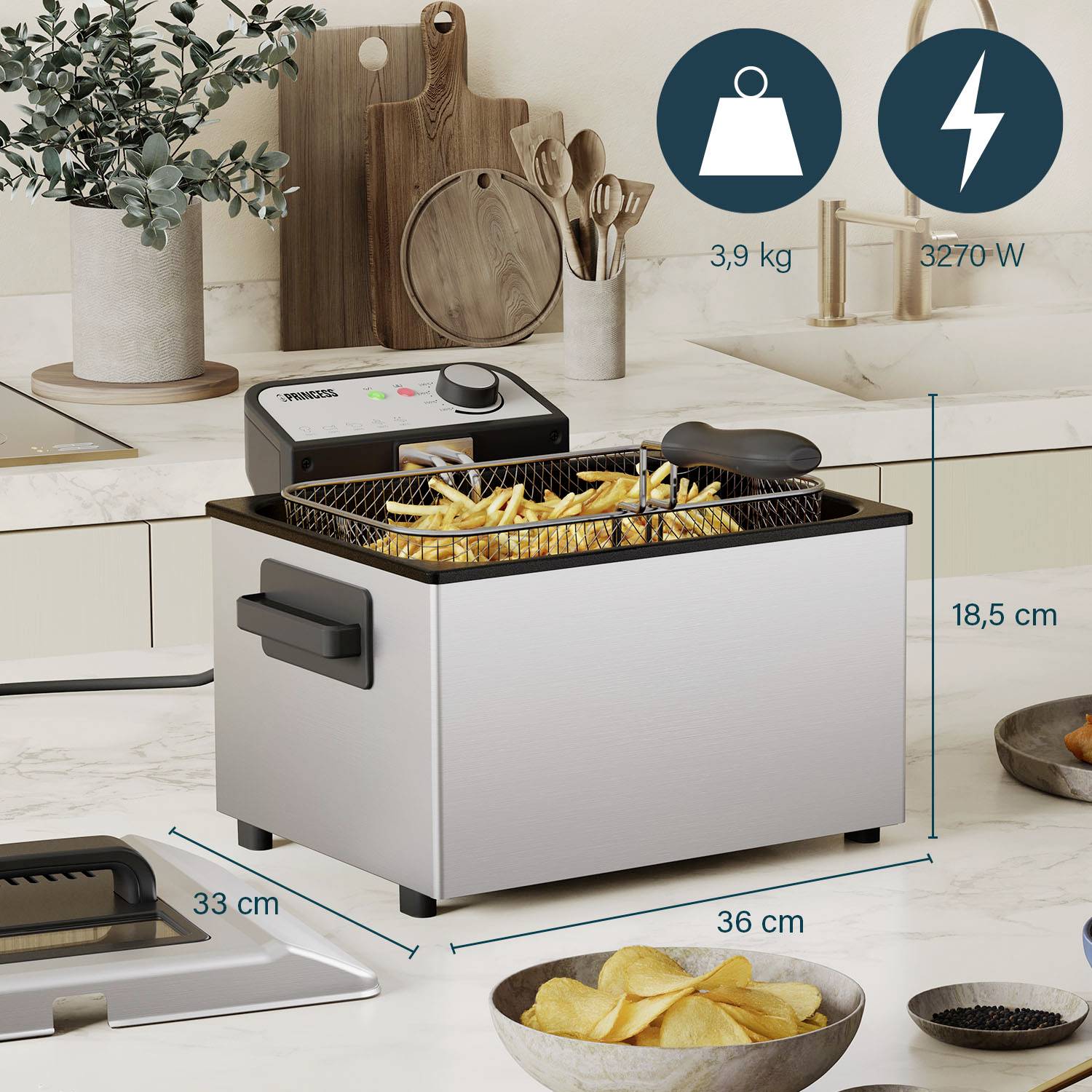 Een roestvrij stalen friteuse in een moderne keuken, gevuld met frietjes. Afmetingen: 36 cm x 33 cm x 18,5 cm, gewicht: 3,9 kg, vermogen: 3270 W.