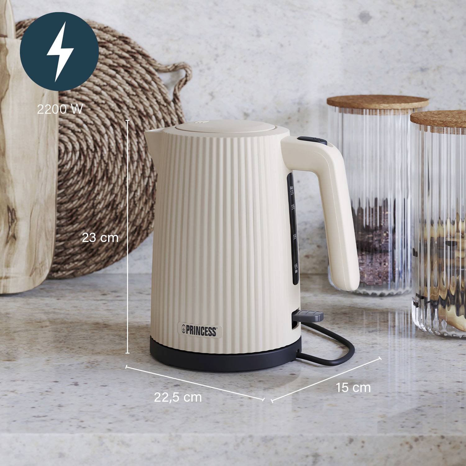 Waterkoker, crèmekleurig, op aanrecht. Afmetingen: 23 cm hoog, 22,5 cm breed, 15 cm diep. Vermogen: 2200 W.