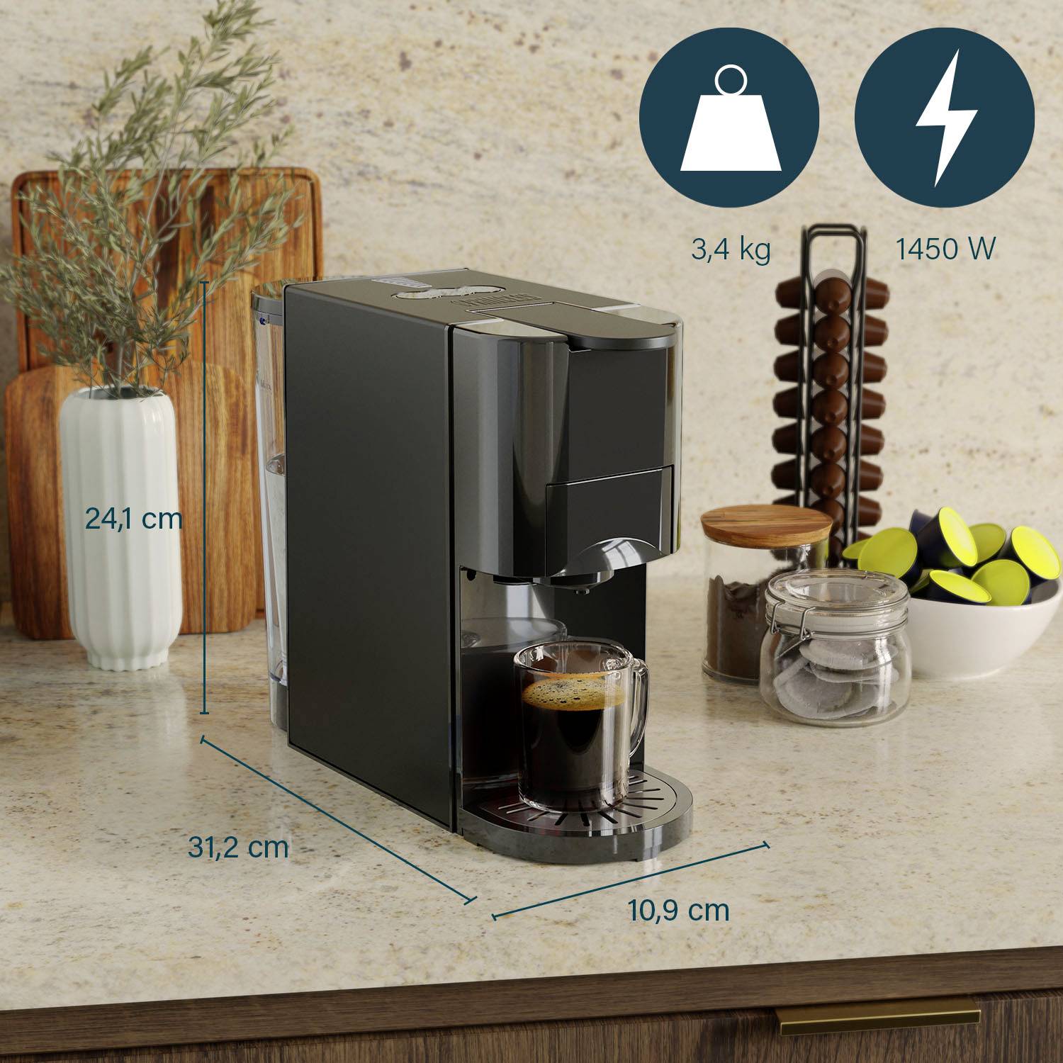 Koffiezetapparaat op aanrecht met espresso in een glas. Afmetingen: Breedte 24,1 cm, Diepte 31,2 cm, Hoogte 10,9 cm. Gewicht: 3,4 kg, Vermogen: 1450 W.