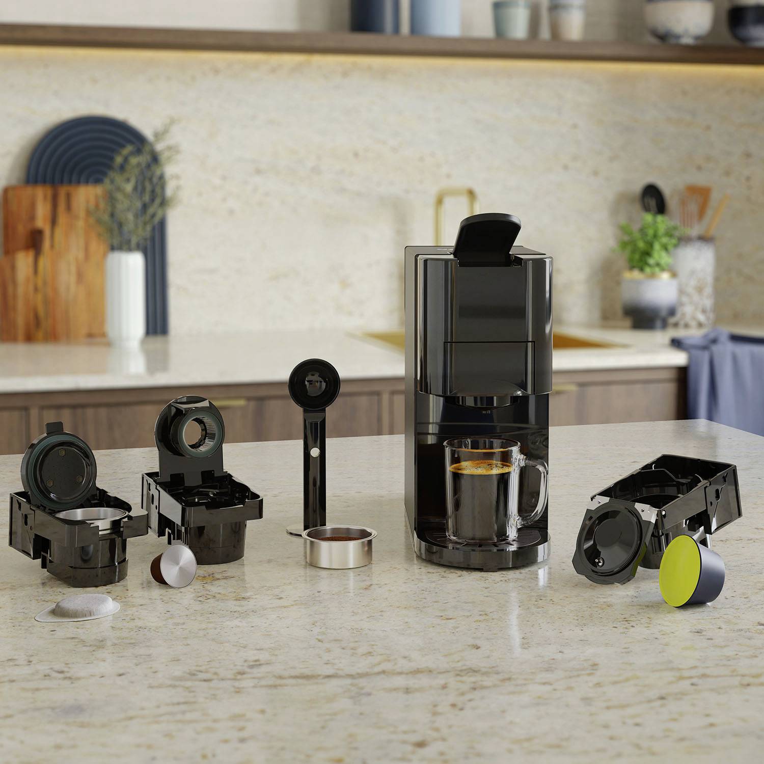 Een koffiemachine met een kopje koffie staat op een werkblad, omringd door verschillende onderdelen en toebehoren voor reiniging of onderhoud.