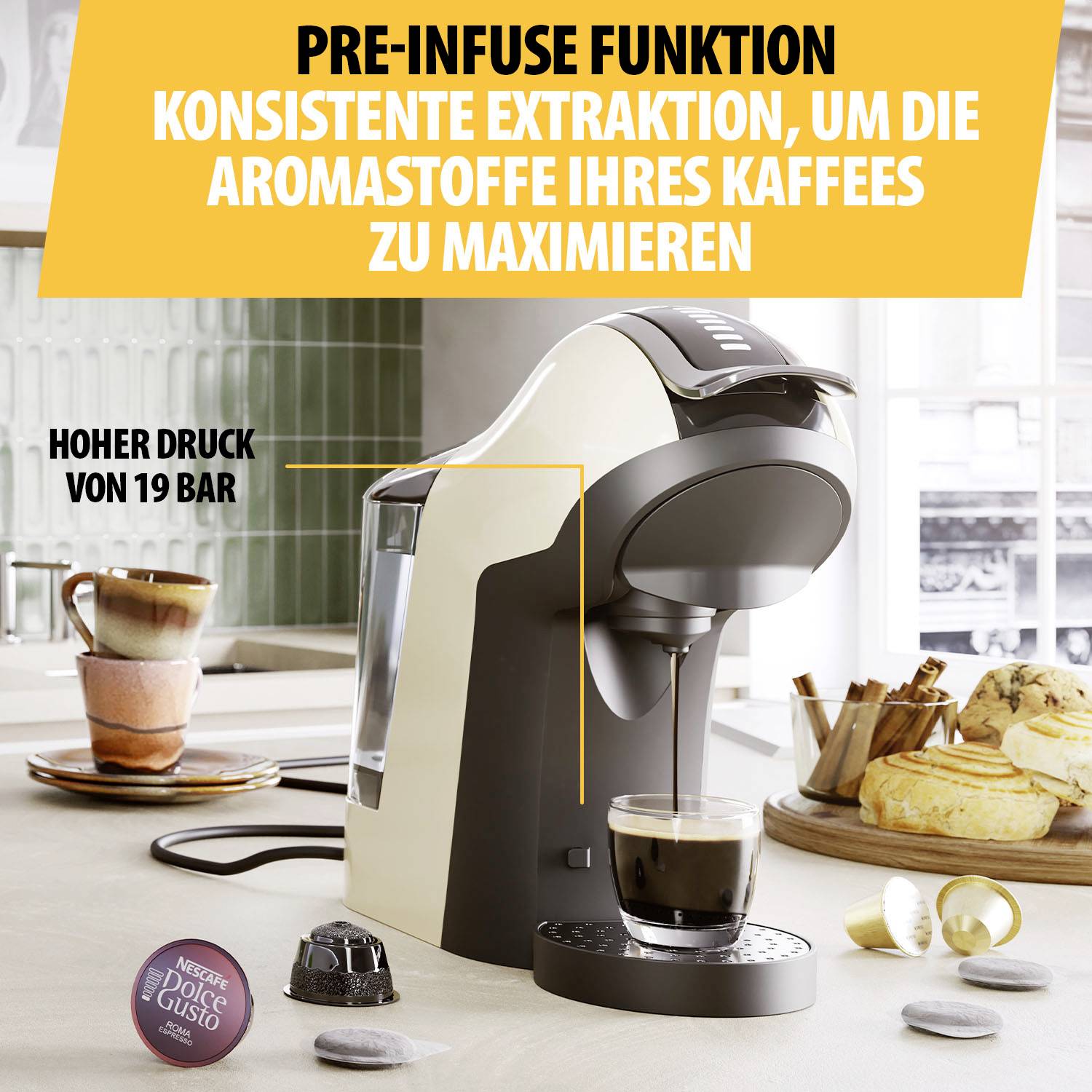 Een koffiemachine met het opschrift 'Pre-Infuse Functie' en 'Constante extractie om de aromastof van uw koffie te maximaliseren'. Op de voorgrond capsules en gebak.