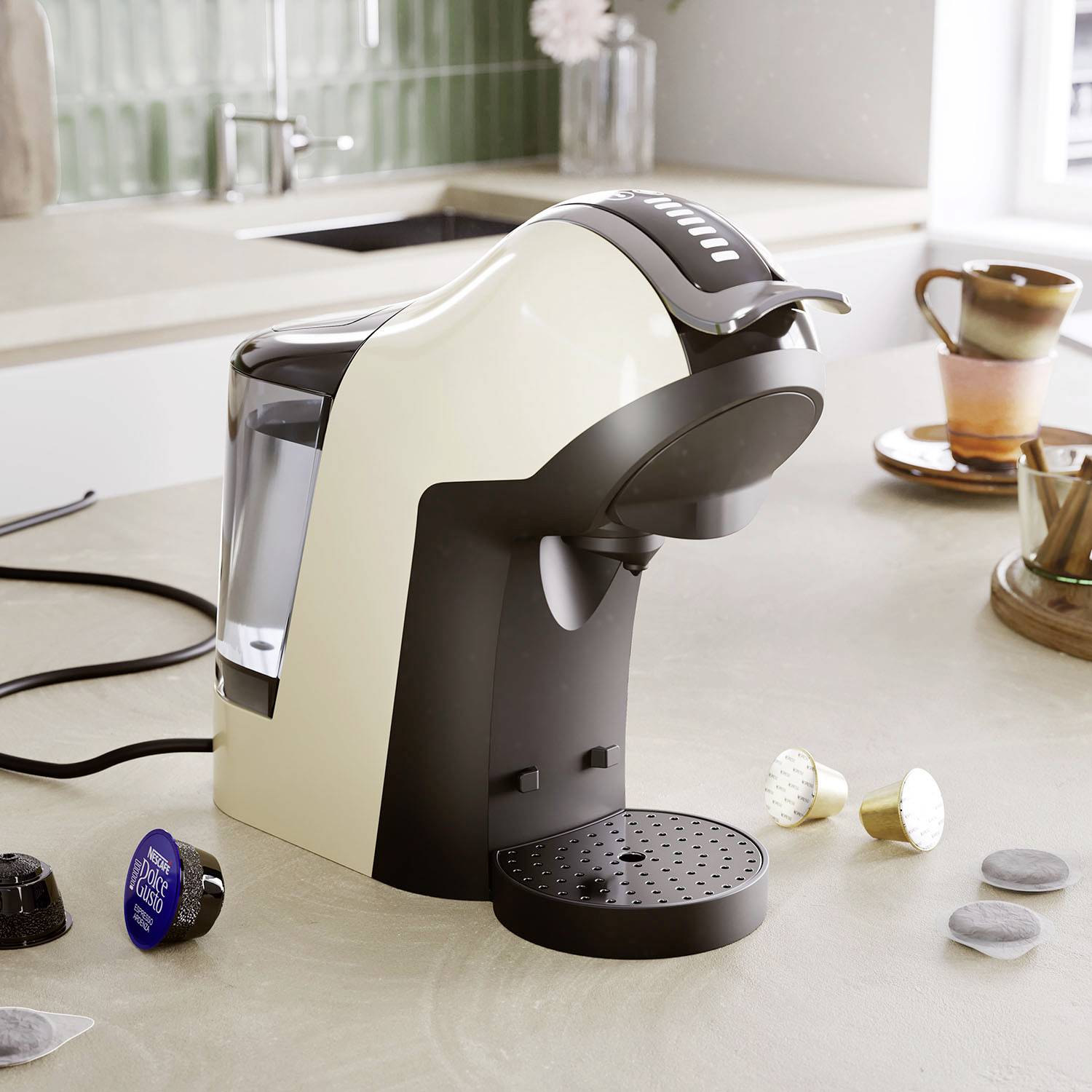 Een koffiemachine op een aanrecht met koffiecapsules ernaast. Op de achtergrond een gootsteen en kopjes.