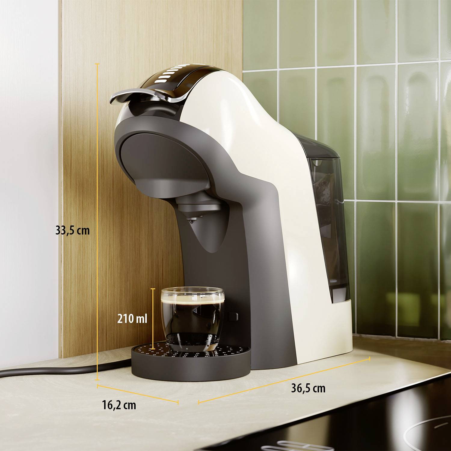 Een witte koffiemachine op een aanrecht met een kopje eronder, toont de afmetingen van de machine en de inhoud van het kopje in milliliters.