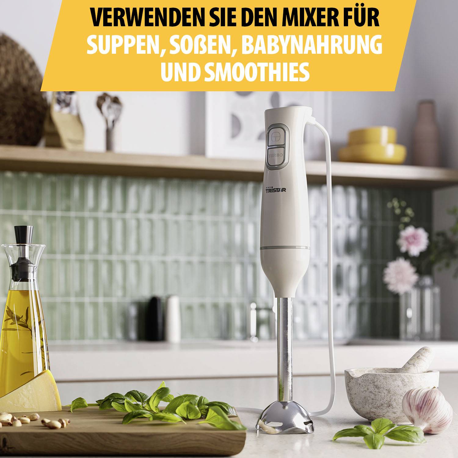 Een handmixer staat op een aanrecht. De tekst bovenaan luidt: 'Gebruik de mixer voor soepen, babyvoeding en smoothies'.