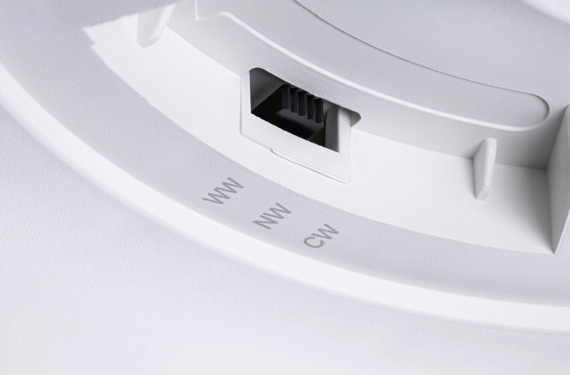 Close-up van een witte plafondlamp met een schakelaar voor drie modi: 'WW', 'NW', 'CW', die verschillende lichttemperaturen aanduiden.