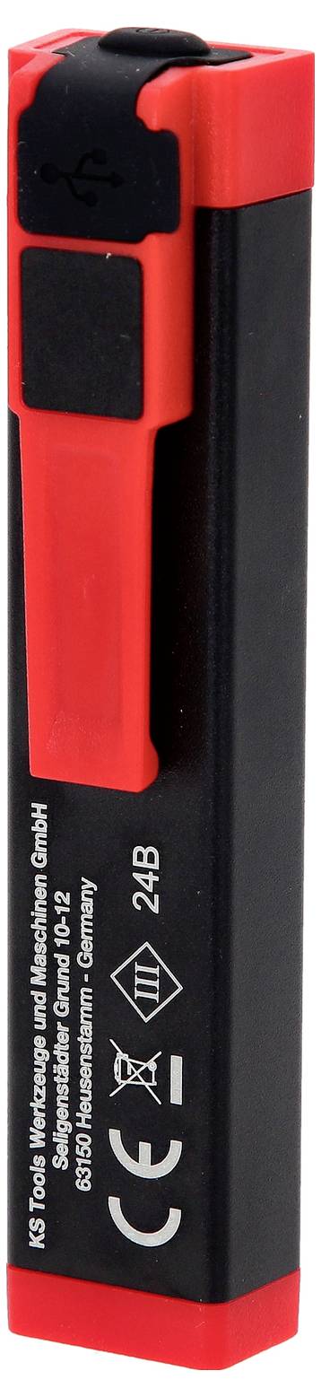 Een rechthoekige, rood-zwarte stopcontacttester met USB-aansluiting voor het controleren van elektrische stroom, fabrikantinformatie bedrukt.