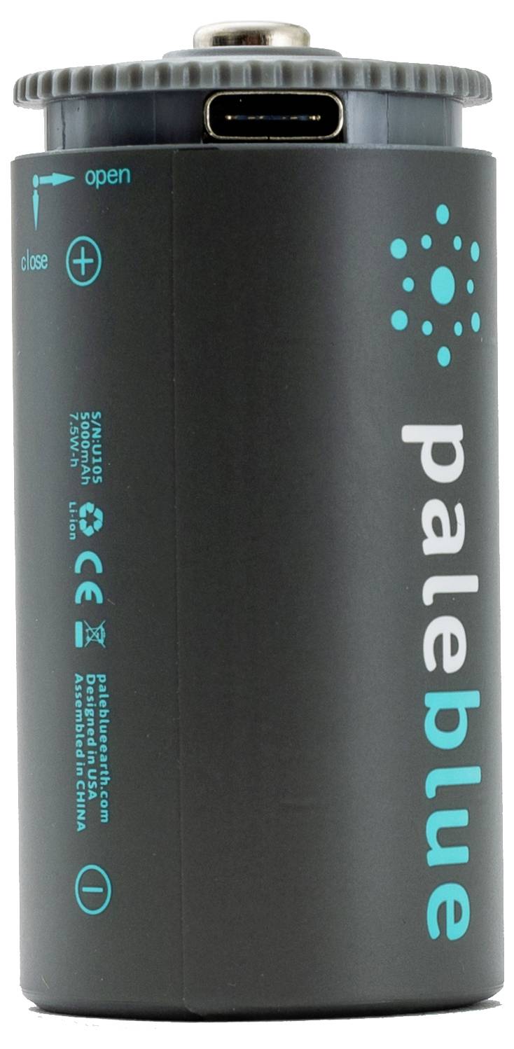 Oplaadbare batterij in D-celformaat met USB-C-aansluiting en 'paleblue' opdruk aan de zijkant.