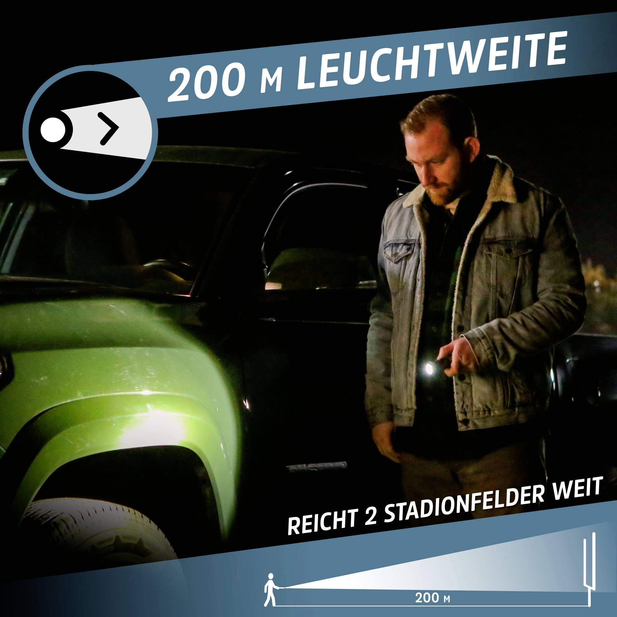 Man staat 's nachts naast een auto met zaklamp; Tekst: "200 m lichtbereik, reikt 2 stadionvelden ver."