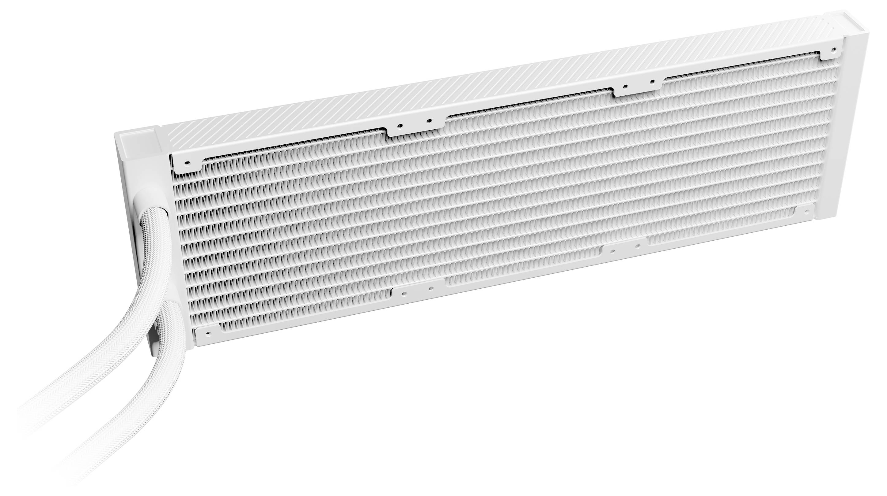 Een witte, rechthoekige radiator met meerdere ribben. Twee buizen lopen van onderen. Verwarmingsinstallatie in een technische context.