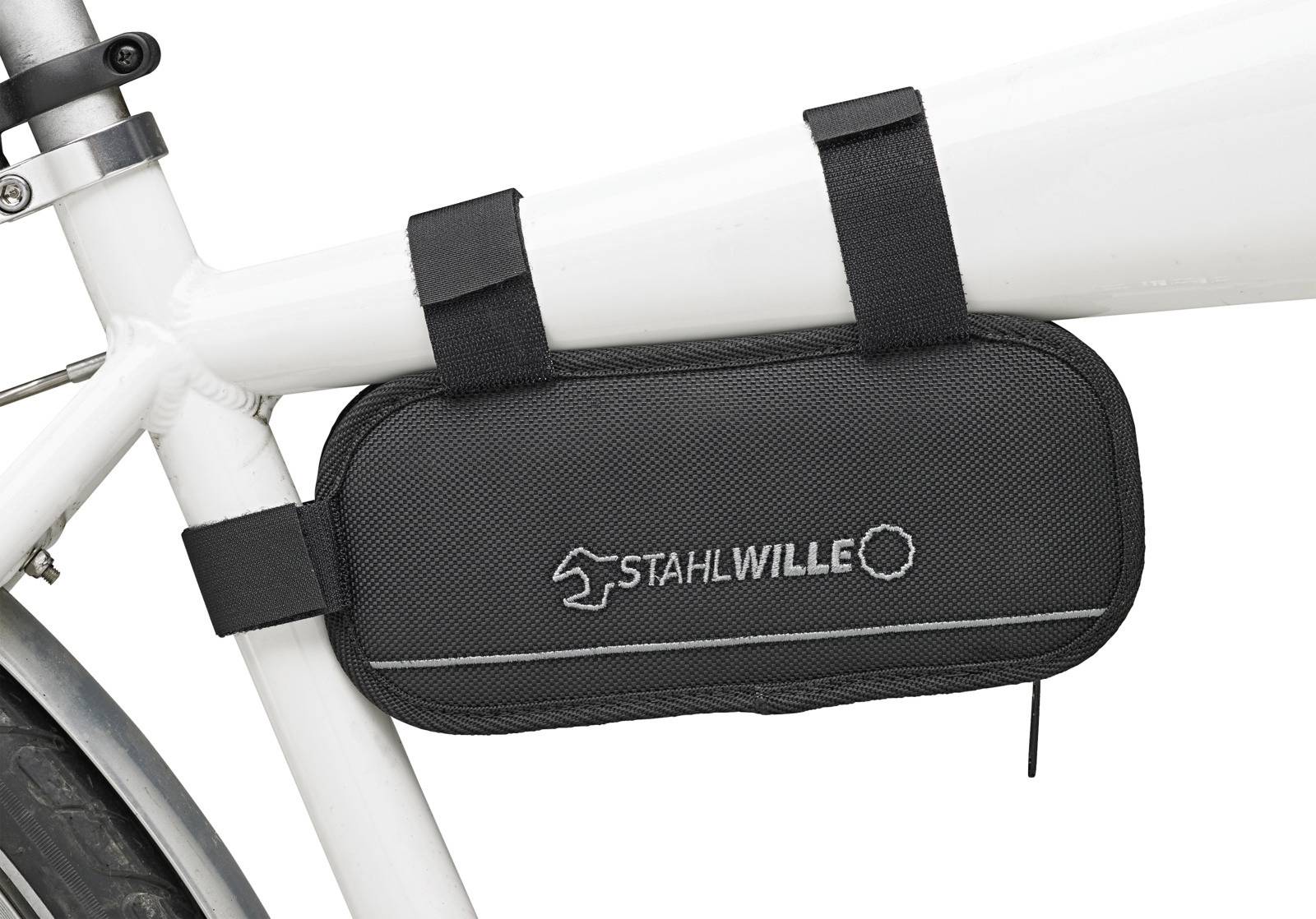 Zwarte gereedschapstas met 'STAHLWILLE'-logo, bevestigd aan het frame van een witte fiets.