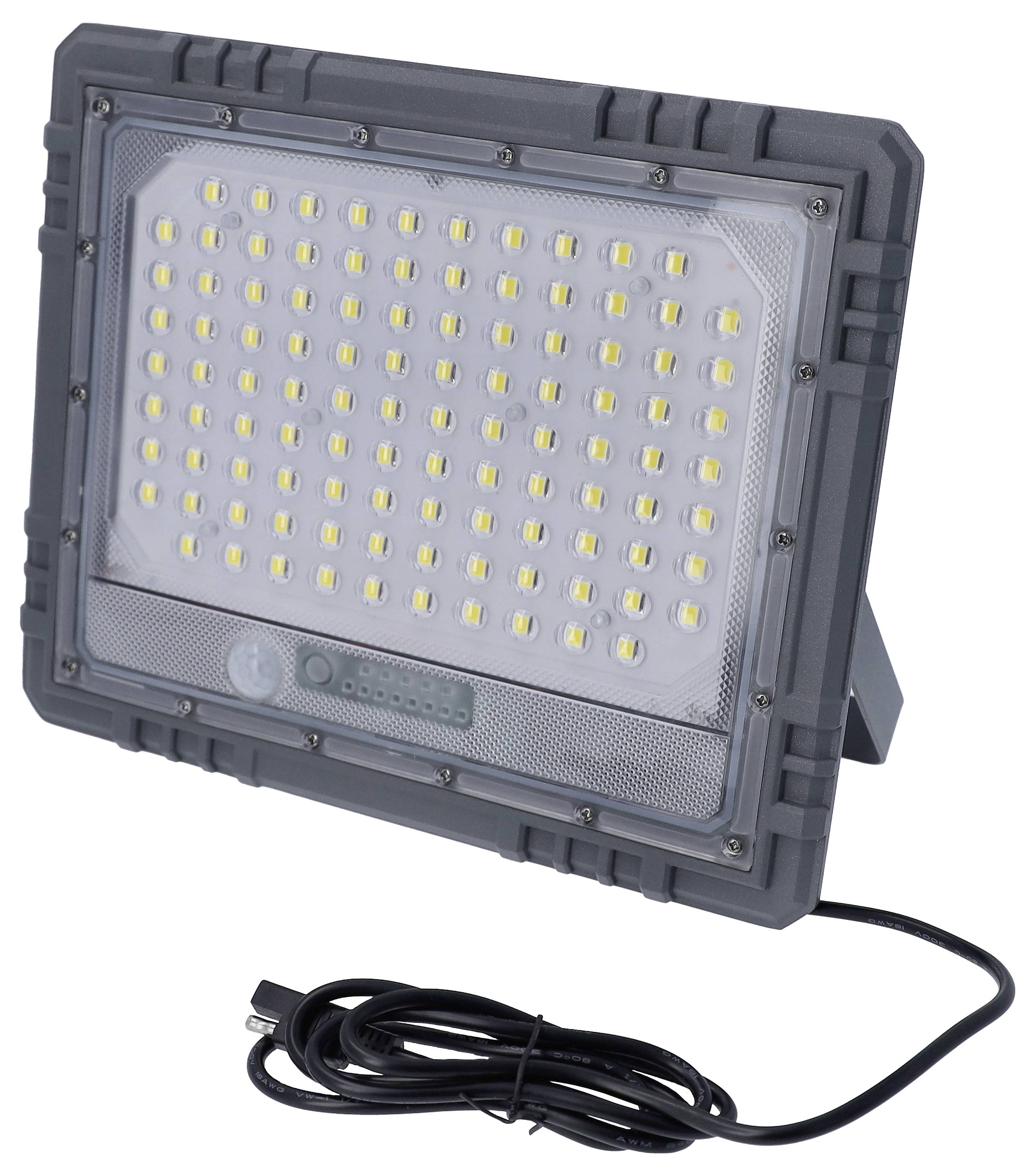 Een rechthoekige LED-schijnwerper met een zwarte behuizing, uitgerust met meerdere kleine LED's. Een stroomkabel is aangesloten.