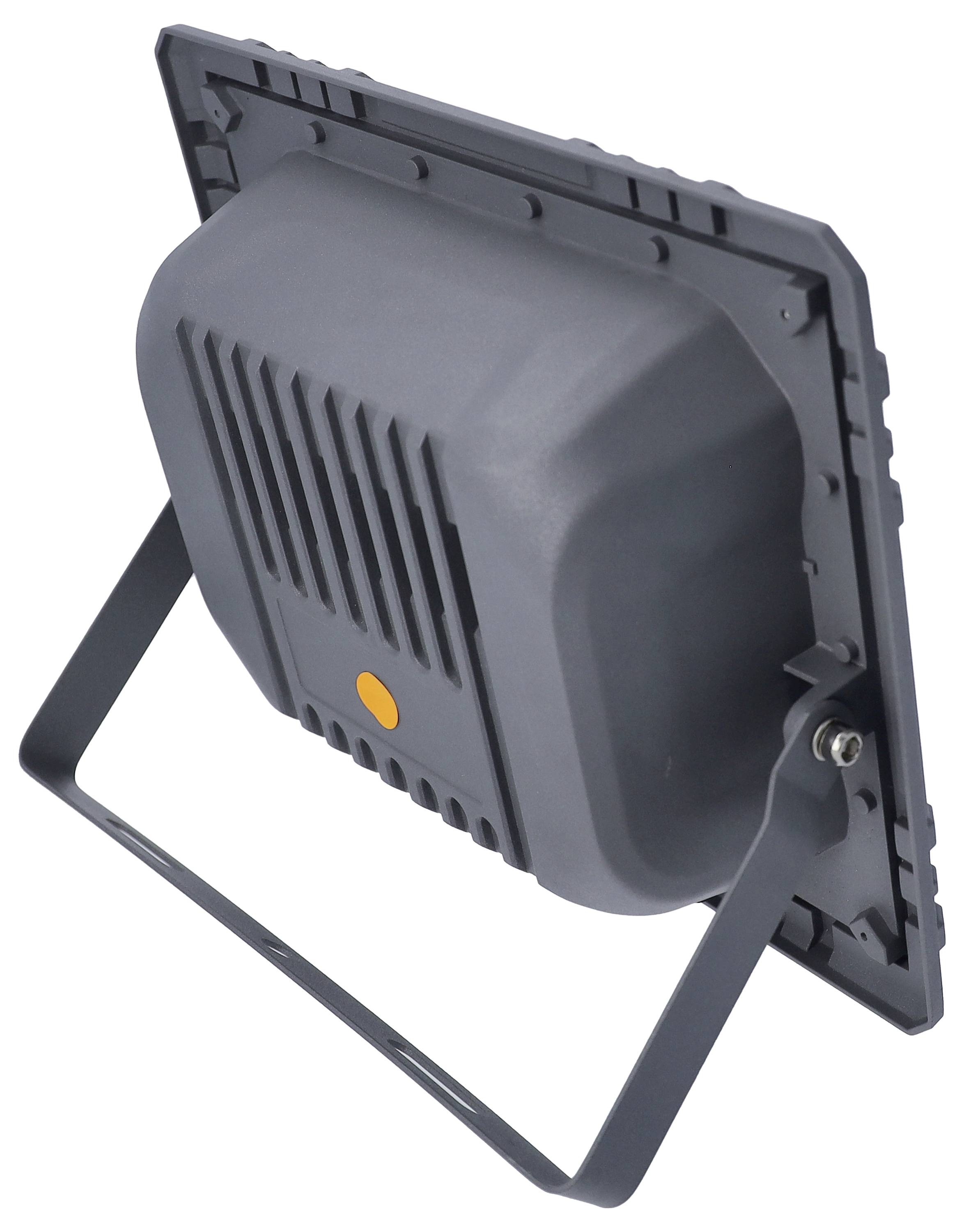 Een grijze, vierkante LED-schijnwerper met kantelbare standvoet en ribben aan de achterkant voor koeling.