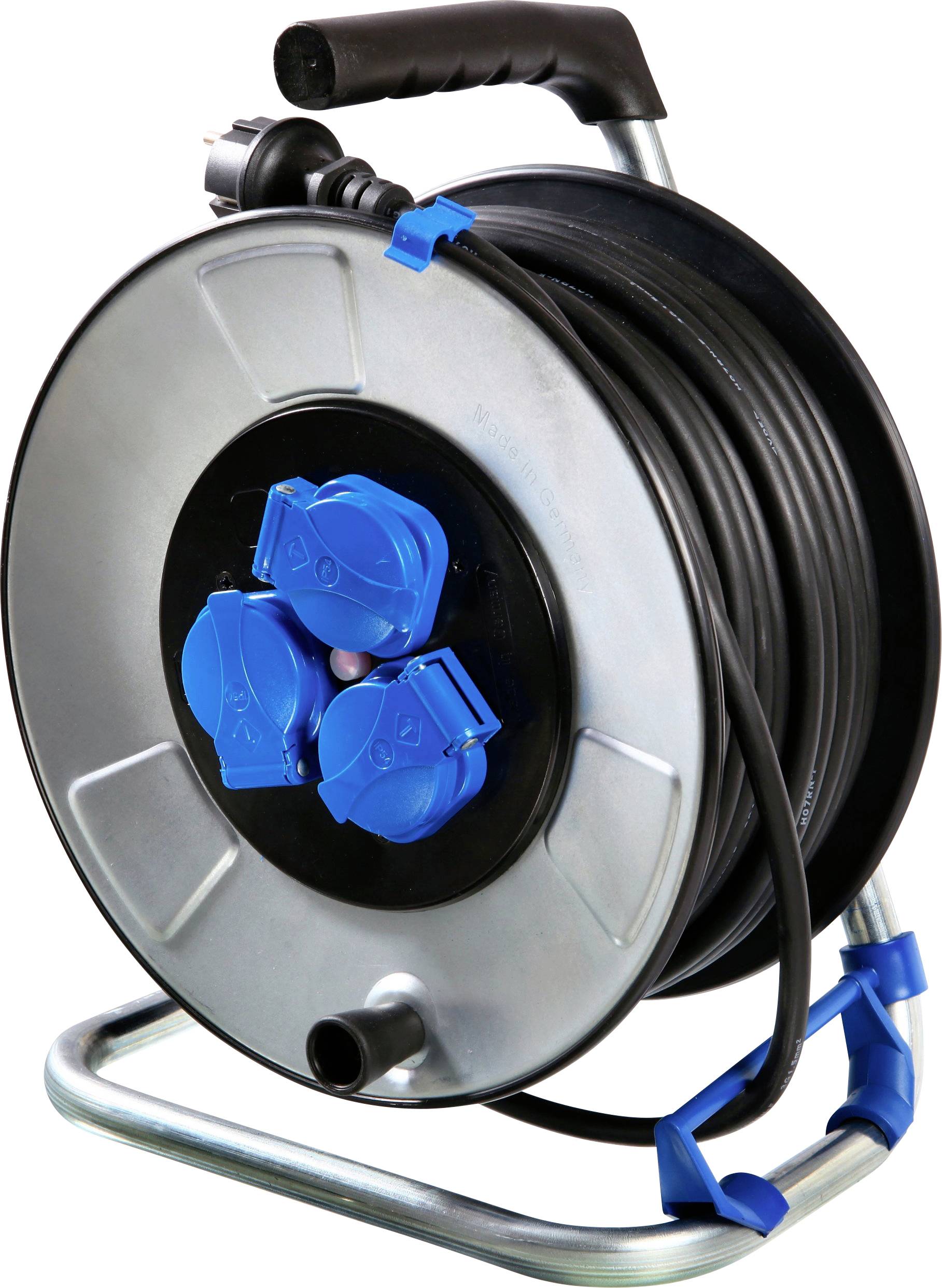 Een kabelhaspel met zwart snoer, opgerold op een metalen frame. Drie blauwe stopcontacten zijn zichtbaar.