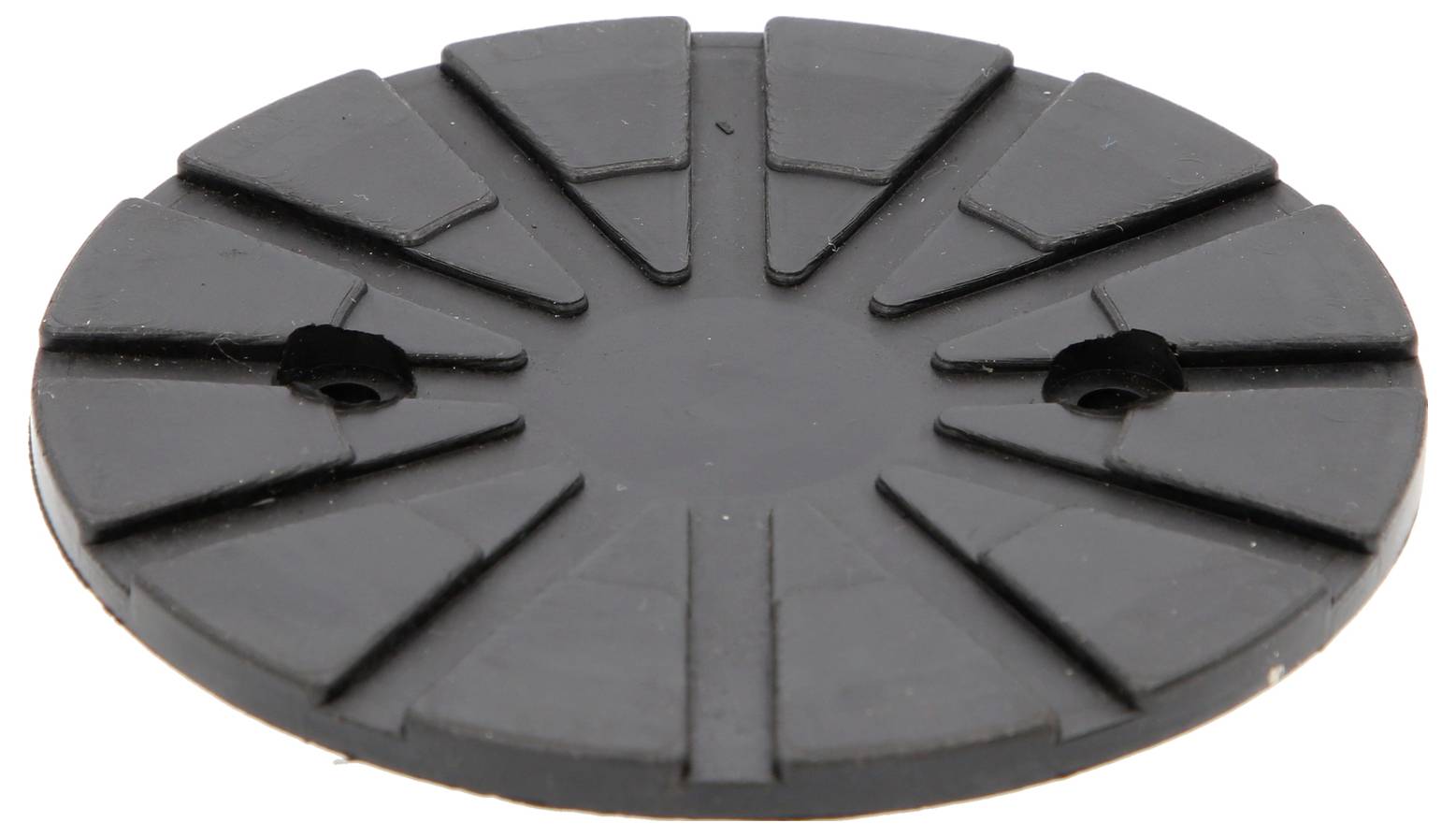 Een zwarte ronde rubberen schijf met radiale verhogingen en twee kleine gaten dicht bij het midden.