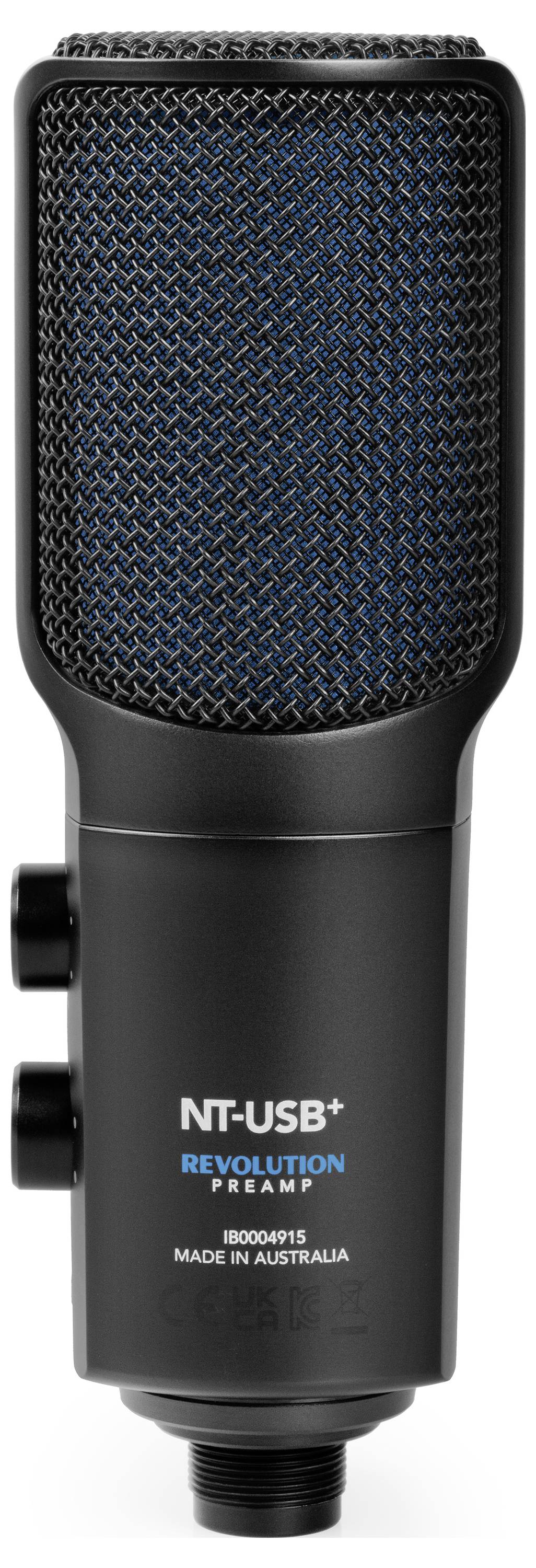Een zwarte studiomicrofoon met de opdruk 'NT-USB Revolution Preamp', gefabriceerd in Australië. Het beschikt over regelaars aan de zijkant.