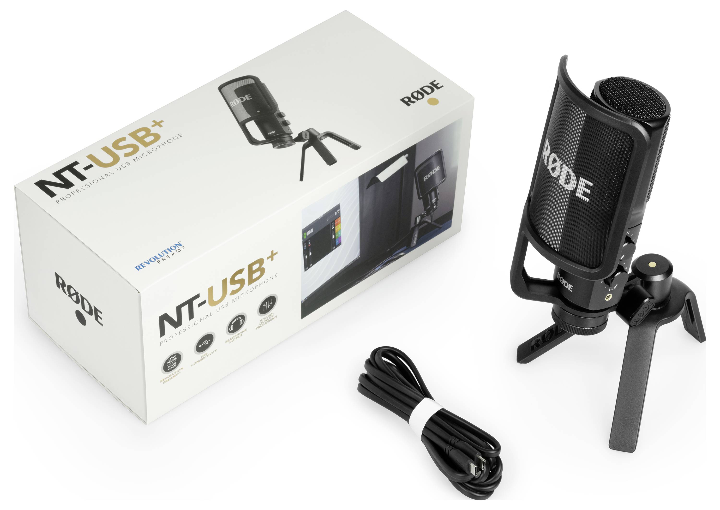 Een RØDE NT-USB+ microfoon met standaard en kabel naast de productverpakking. Ideaal voor hoogwaardige audio-opnames.