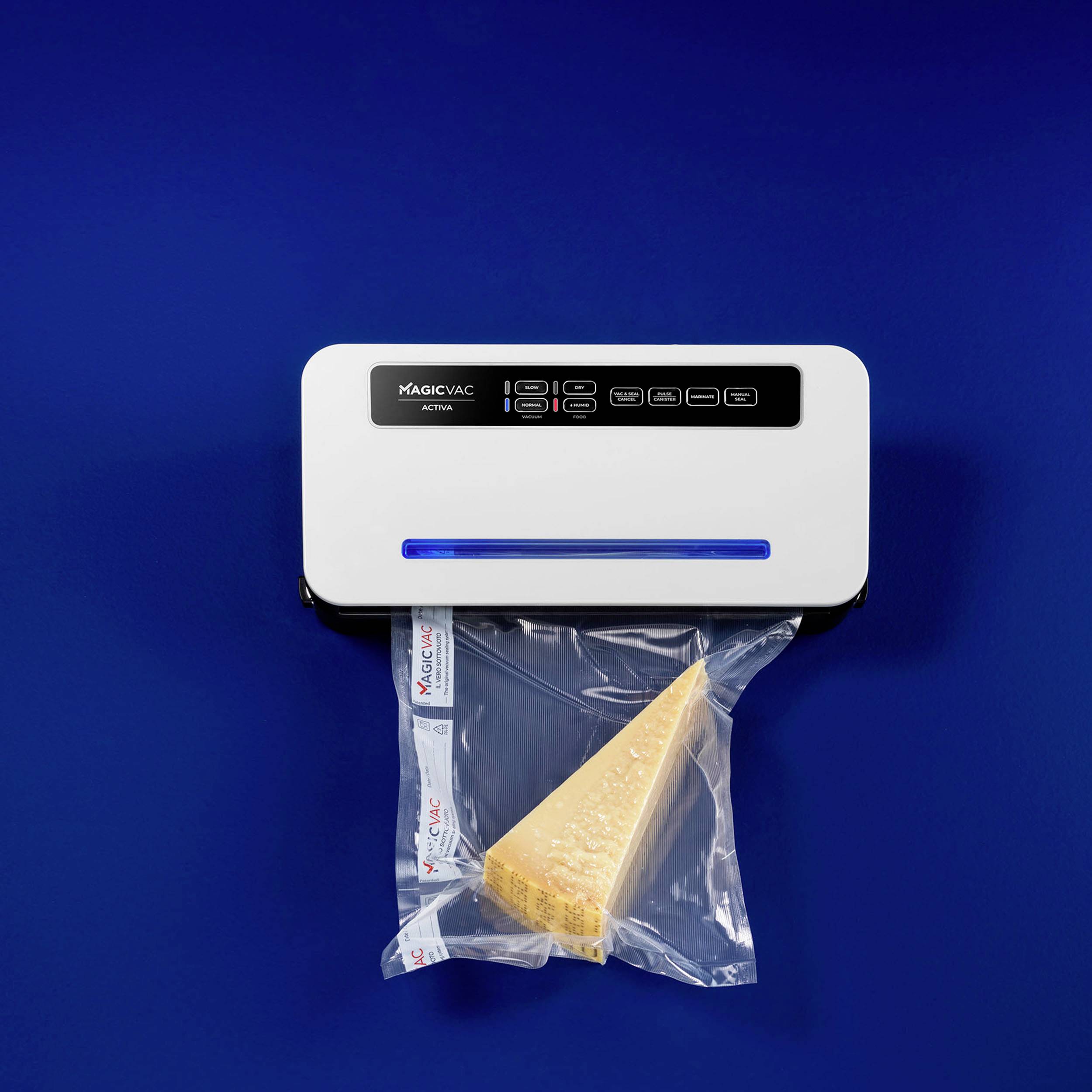 Vacuüm-apparaat verzegelt een plastic zak met een stuk kaas hermetisch om de versheid te behouden.